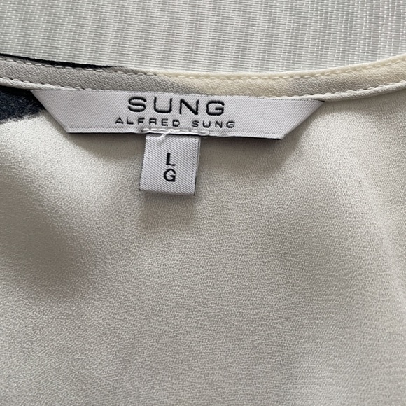 Nwot, Beautiful ruffle front blouse. - Picture 5 of 9